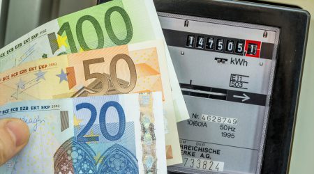 EIn Stromzähler misst den verbrauchten Strom. Symbolfoto für Strompreis und Strom sparen